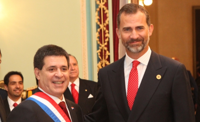 Su Alteza Real el Príncipe de Asturias junto al nuevo Presidente de la República del Paraguay, Horacio Cartes, tras tomar posesión de su cargo